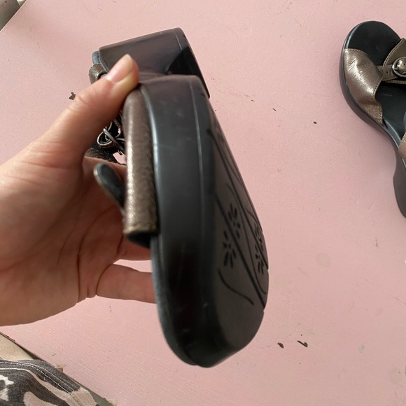 Dansko Dillon June Strappy Comfort Sandals Size 38 Women’s 7 Metallic Pewter - Picture 2 of 13